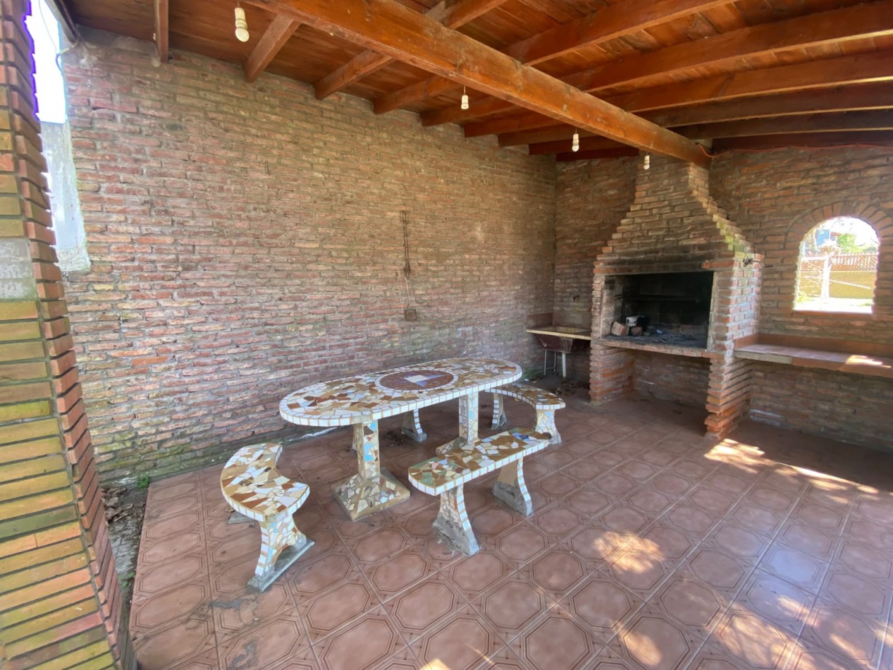 CASA EN VENTA EN SANTA TERESITA, CON AMPLIO PARQUE Y GRAN QUINCHO CON PARRILLA