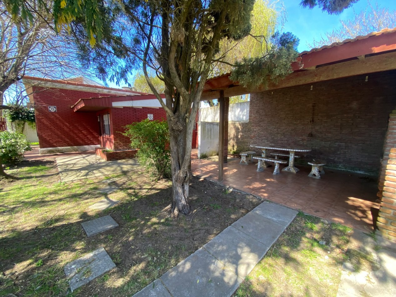 CASA EN VENTA EN SANTA TERESITA, CON AMPLIO PARQUE Y GRAN QUINCHO CON PARRILLA