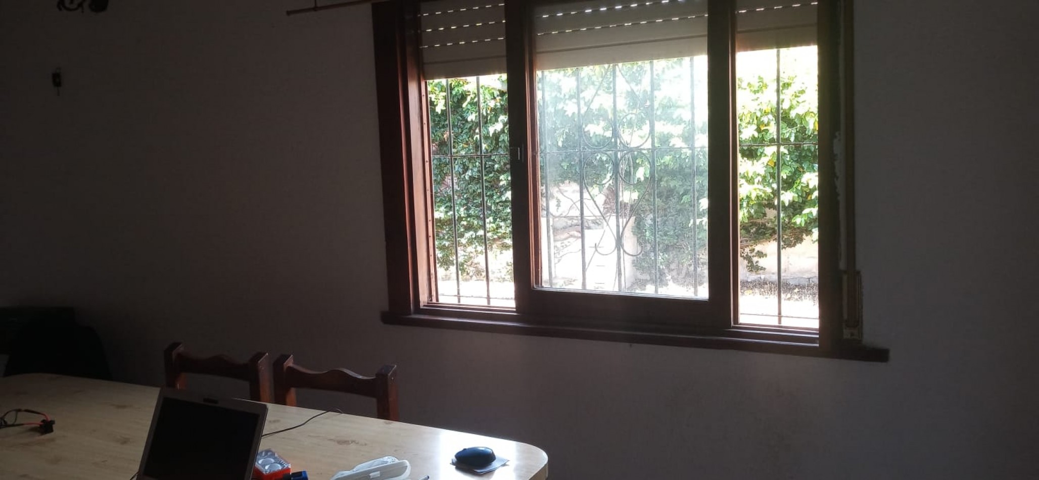 CASA CON PATIO Y ESTACIONAMIENTO