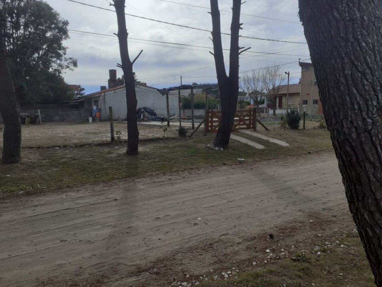 VENTA EN LA COSTA LOTE EN ESQ. ALTO Y CON MEJORAS, CERCA DEL MAR