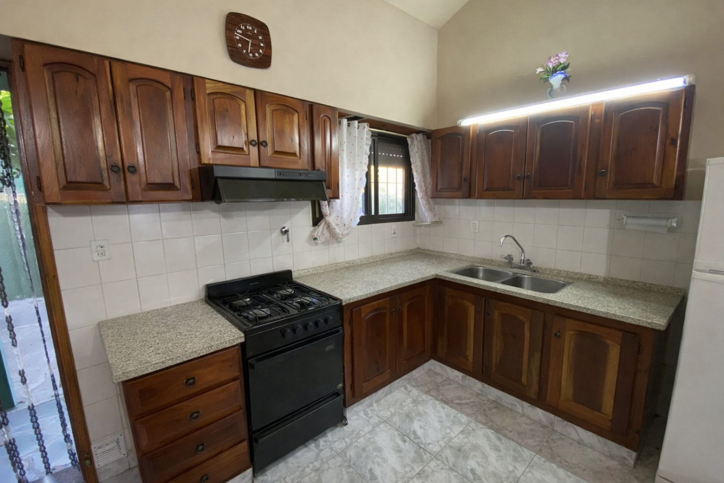 VENTA EN SANTA TERESITA, CASA DE 100M2 SOBRE LOTE DE 12X50 CON GAS NATURAL