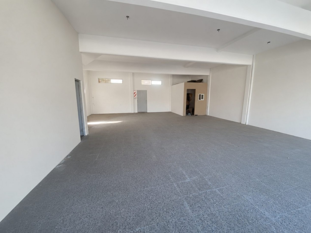 IMPORTANTE LOCAL, SALON 120M2, EXCELENTE UBICACION SOBRE AVENIDA
