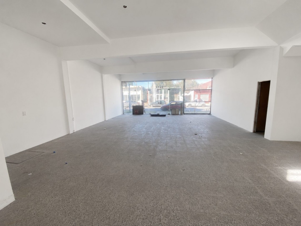 IMPORTANTE LOCAL, SALON 120M2, EXCELENTE UBICACION SOBRE AVENIDA