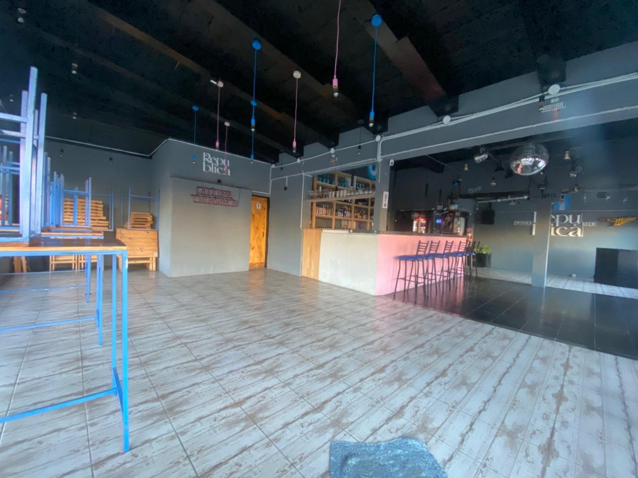 VENDO RECONOCIDO RESTOBAR CON IMPORTANTE CLIENTELA ( VER VIDEO )