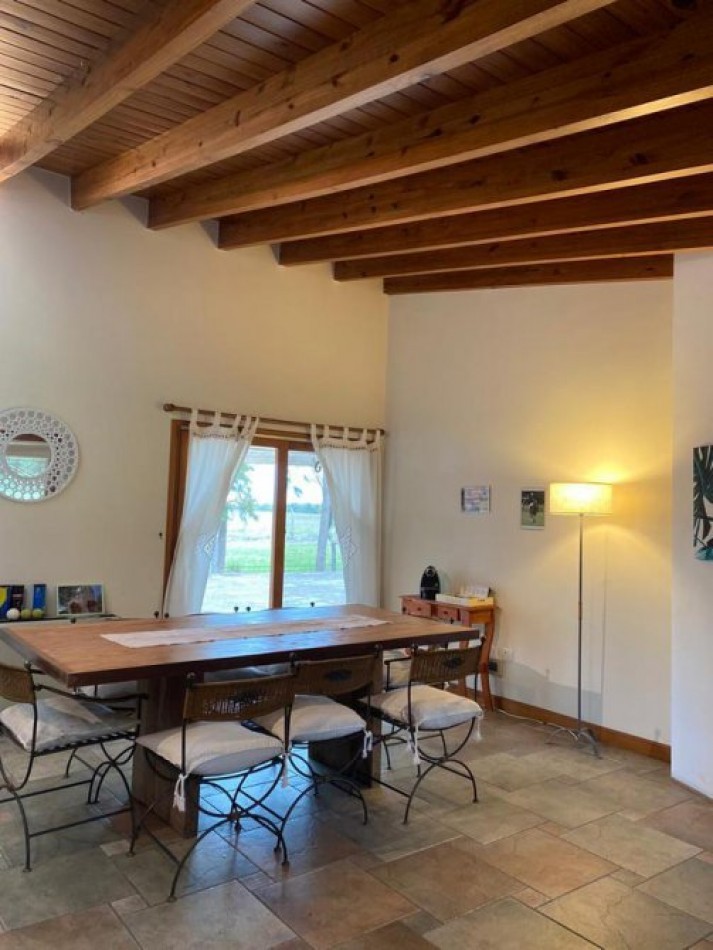 VENDO IMPORTANTE CASA QUINTA EN LOS CARDALES 5 AMB. C/PISCINA Y PARQUE