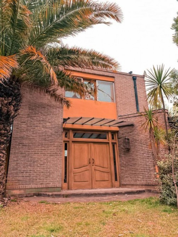 VENDO IMPORTANTE CASA QUINTA EN LOS CARDALES 5 AMB. C/PISCINA Y PARQUE