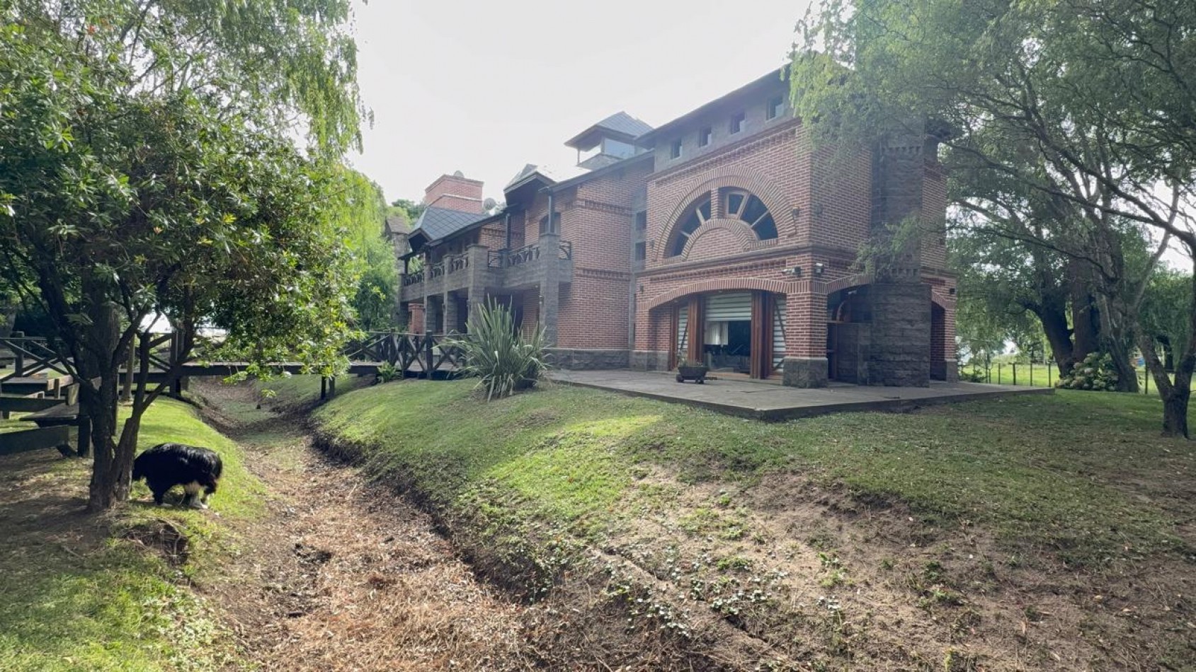 VENTA EN LA COSTA, IMPORTANTE VIVIENDA DE DISEÑO CON 430M2 CUBIERTOS. OPORTUNIDAD DE INVERSION