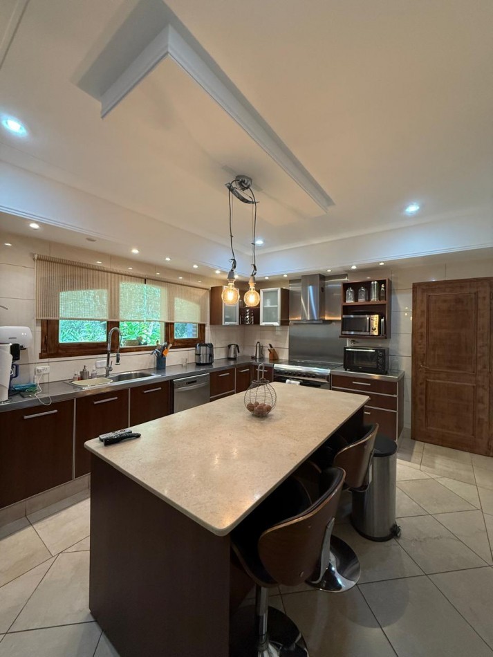 VENTA EN LA COSTA, IMPORTANTE VIVIENDA DE DISEÑO CON 430M2 CUBIERTOS. OPORTUNIDAD DE INVERSION