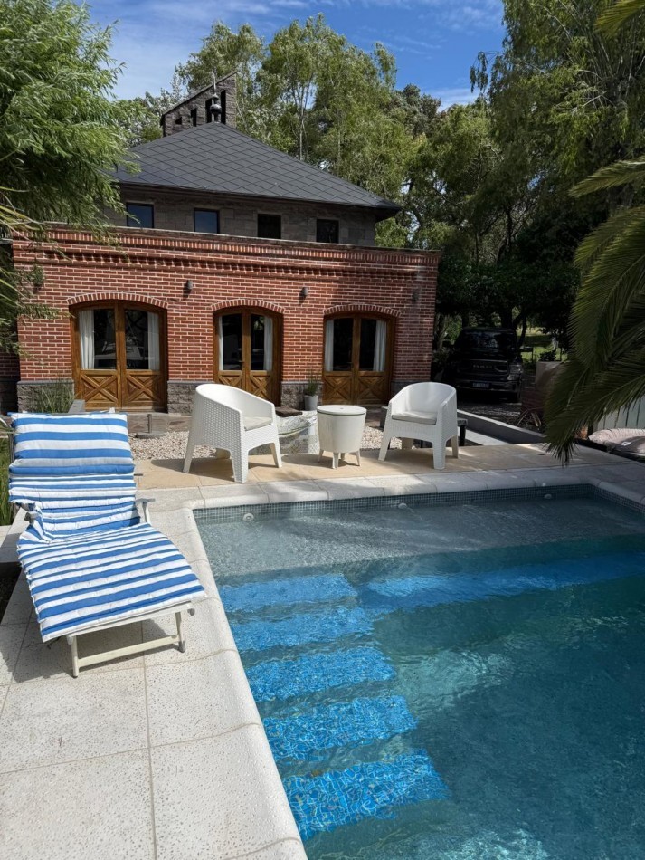 VENTA EN LA COSTA, IMPORTANTE VIVIENDA DE DISEÑO CON 430M2 CUBIERTOS. OPORTUNIDAD DE INVERSION